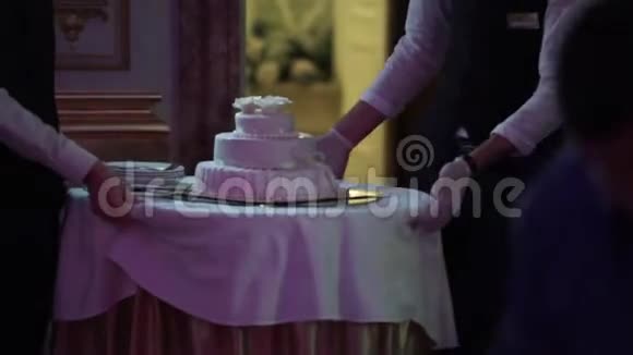 服务员配白色庆祝蛋糕视频的预览图