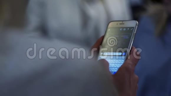 女人在智能手机上写短信使用手机的妇女视频的预览图