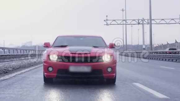 红色跑车朝高速公路摄像头行驶视频的预览图
