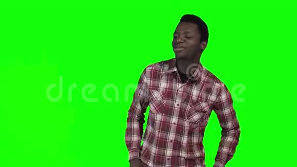 非洲男人在绿色屏幕上跳舞视频的预览图
