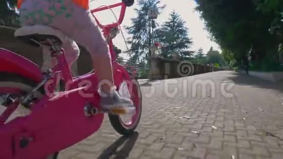 小女孩在自行车道上学骑粉色自行车视频的预览图