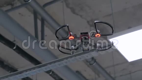 带红光的无人机在室内飞行视频的预览图