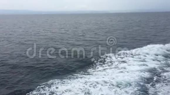 丰富的蓝色加勒比水通过巡航船视频的预览图