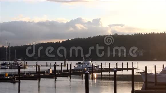 船和码头在多云的夕阳下视频的预览图