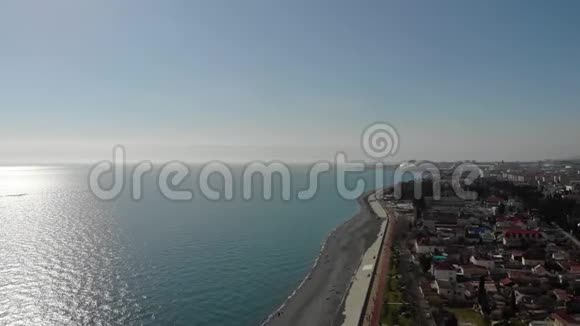阿德勒索契海滩城镇和山脉的空中景观海滨横跨俄罗斯的海岸线视频的预览图