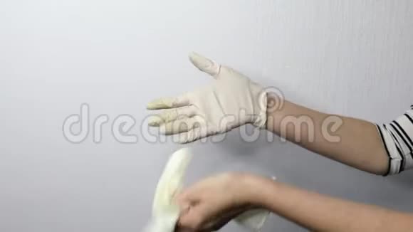 戴医疗手套的女人视频的预览图