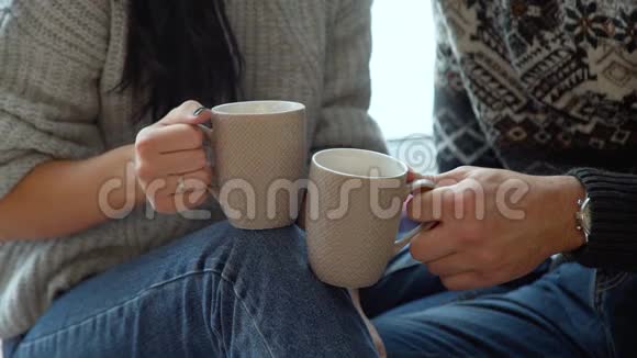 情侣捧着茶杯视频的预览图