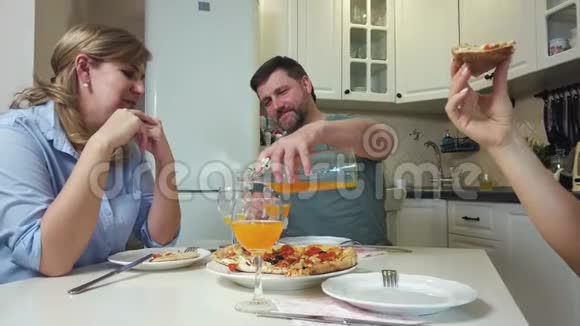 在餐桌上吃披萨的成年朋友视频的预览图