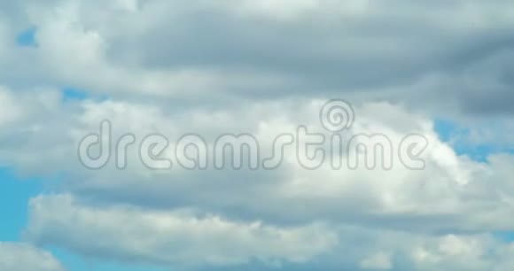 4K风驱动白云的蓝天消逝视频的预览图