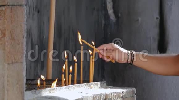 女人手放着燃烧的蜡烛视频的预览图