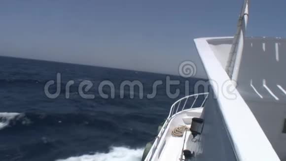 波浪和水面景观从船头豪华白色游艇船在红海视频的预览图