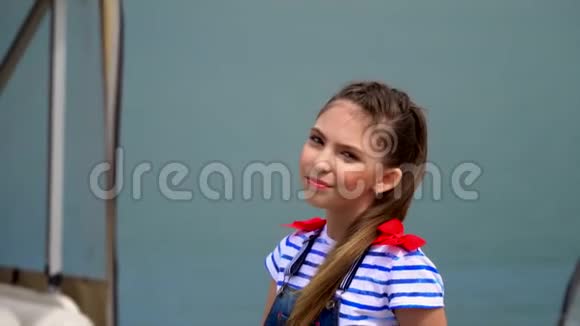 一个黑发女孩在船上摆姿势拍照美丽的小女孩模特被拍到在船上视频的预览图