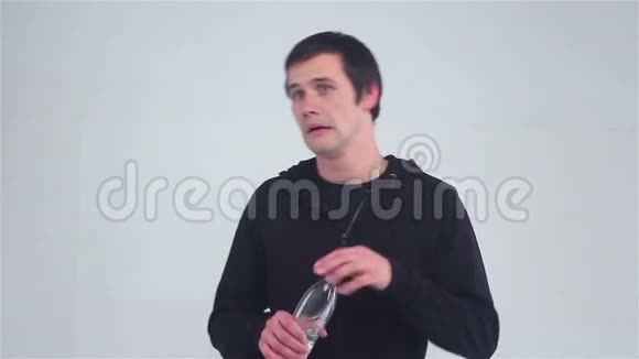 年轻人从瓶子里喝水视频的预览图