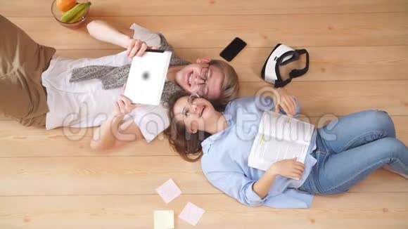 爱的年轻夫妇在一起躺在地板上休息视频的预览图