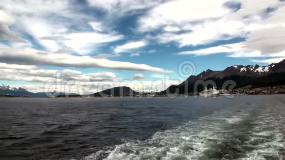 阿根廷乌斯怀亚港码头船只上的水迹波视频的预览图
