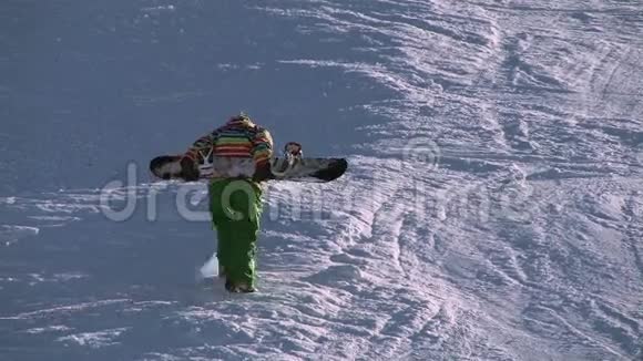 滑雪者爬到山顶视频的预览图
