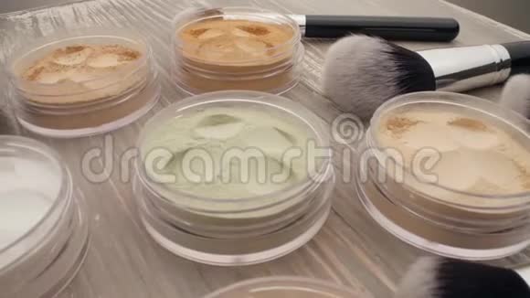 化妆品和美容理念木桌上用粉刷化妆视频的预览图