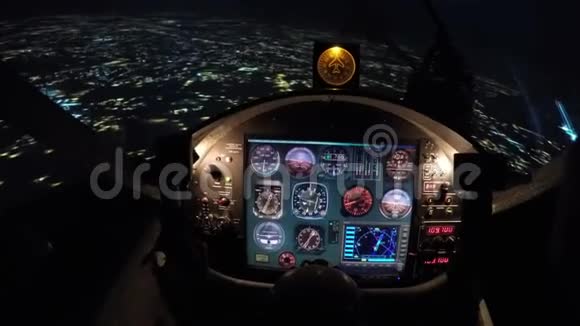 城市上空夜间飞行模拟器初级飞行员训练设备视频的预览图