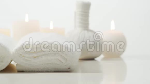 芳香疗法东方按摩和水疗毛巾蜡烛花石头和草药的放松成分视频的预览图