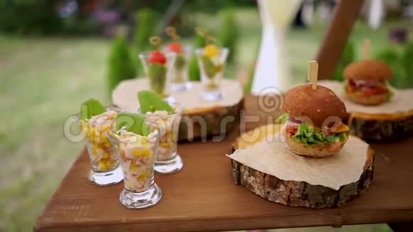 汉堡和沙拉的眼镜展示在木制桌子上的自然视频的预览图