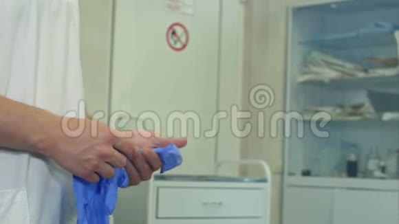 外科医生戴上无菌橡胶手套进行外科手术视频的预览图
