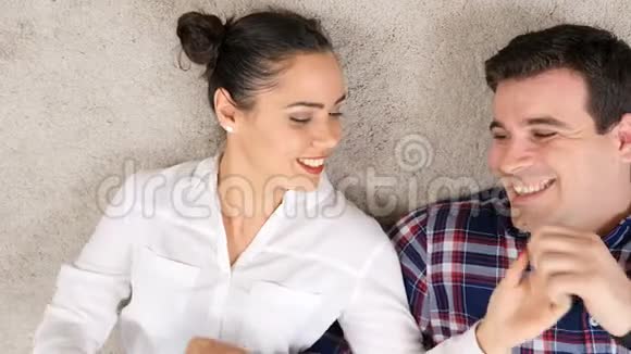 两个人躺在地上说话视频的预览图
