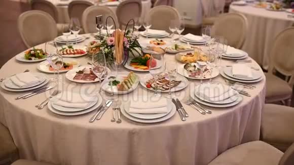 宴会装饰的桌子有餐具宴会厅的婚礼装饰视频的预览图