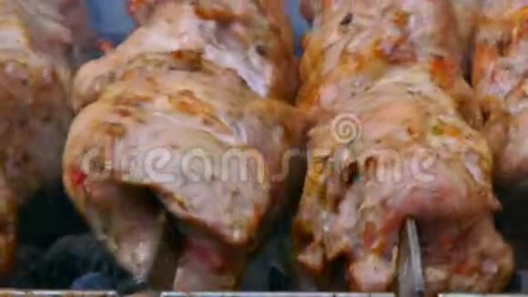 准备烤肉串上的美味烤肉烤肉串上的烤肉街头食品肉串上的旋转视频的预览图