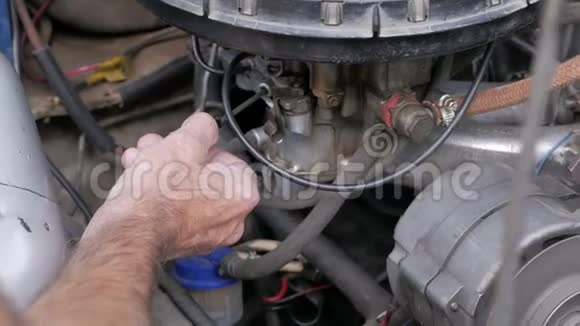 修理旧汽车发动机技术人员把发动机调到闲置状态视频的预览图