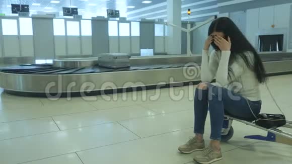 英俊的女士在机场等行李视频的预览图