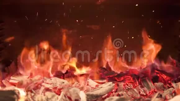 炉子里燃烧的煤是混合在一起的产生了炽热的灰尘慢动作视频的预览图