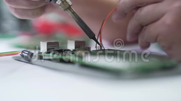 工程师焊接芯片组特写视频的预览图