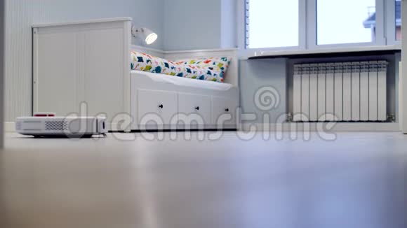一个白色的机器人吸尘器在工作时的地板水平视图视频的预览图