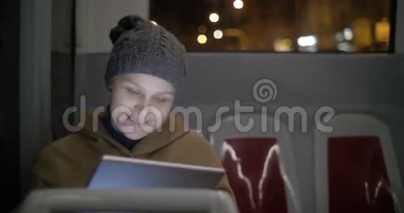 女人在公共汽车上聊天视频的预览图