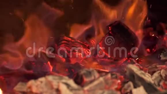 炉子里燃烧煤的特写慢动作视频的预览图