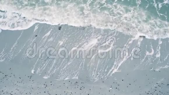 沙滩上的鸟瞰波视频的预览图