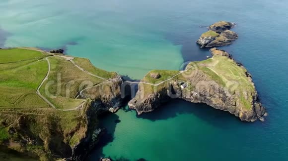 飞越CarrickARedeRope桥北爱尔兰著名的地标视频的预览图