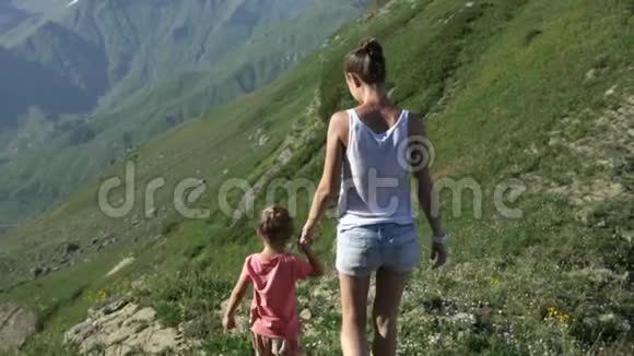 徒步旅行的女人和女儿一起旅行在山上散步视频的预览图
