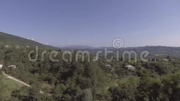 夏日的美丽山谷有树木灌木和青山视频的预览图