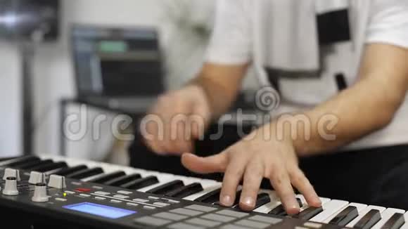 关闭音乐家在家庭音乐工作室播放MIDI键盘视频的预览图