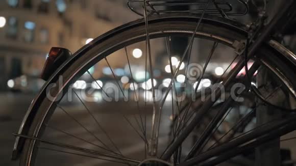 夜间城市的汽车交通和自行车视频的预览图