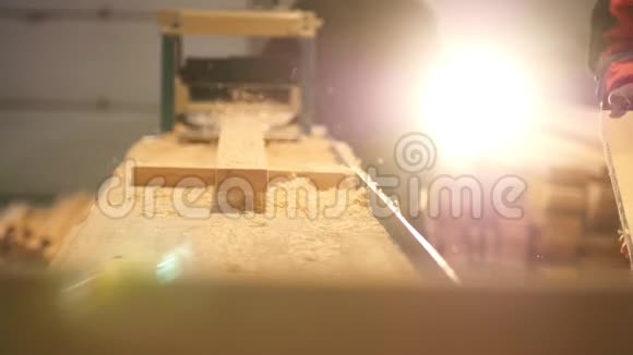 工人在锯木厂锯木和抛光木板的控制过程视频的预览图