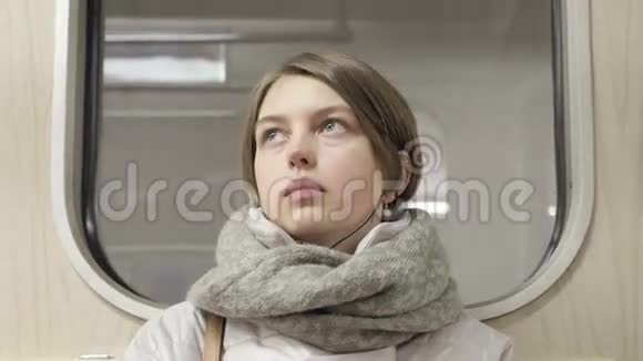 年轻女子坐火车听音乐视频的预览图