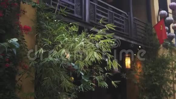 五颜六色的灯笼在海安古镇的老街上发光联合国教科文组织世界遗产越南视频的预览图