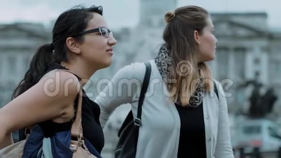 两个女孩参观伦敦白金汉宫视频的预览图