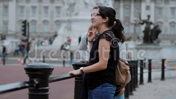 两个女孩参观伦敦白金汉宫视频的预览图