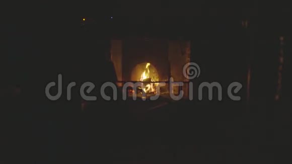 壁炉在黑夜里燃烧视频的预览图