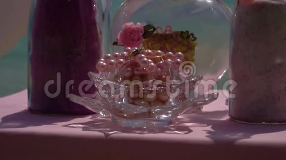 婚礼戒指和酒杯放在海边的桌子上婚礼装饰视频的预览图