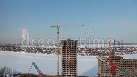 摩天大楼上空的塔吊视频的预览图