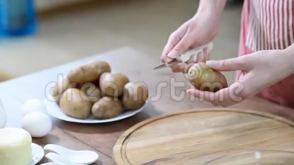 剥一个土豆女人厨房里的土豆剥皮视频的预览图